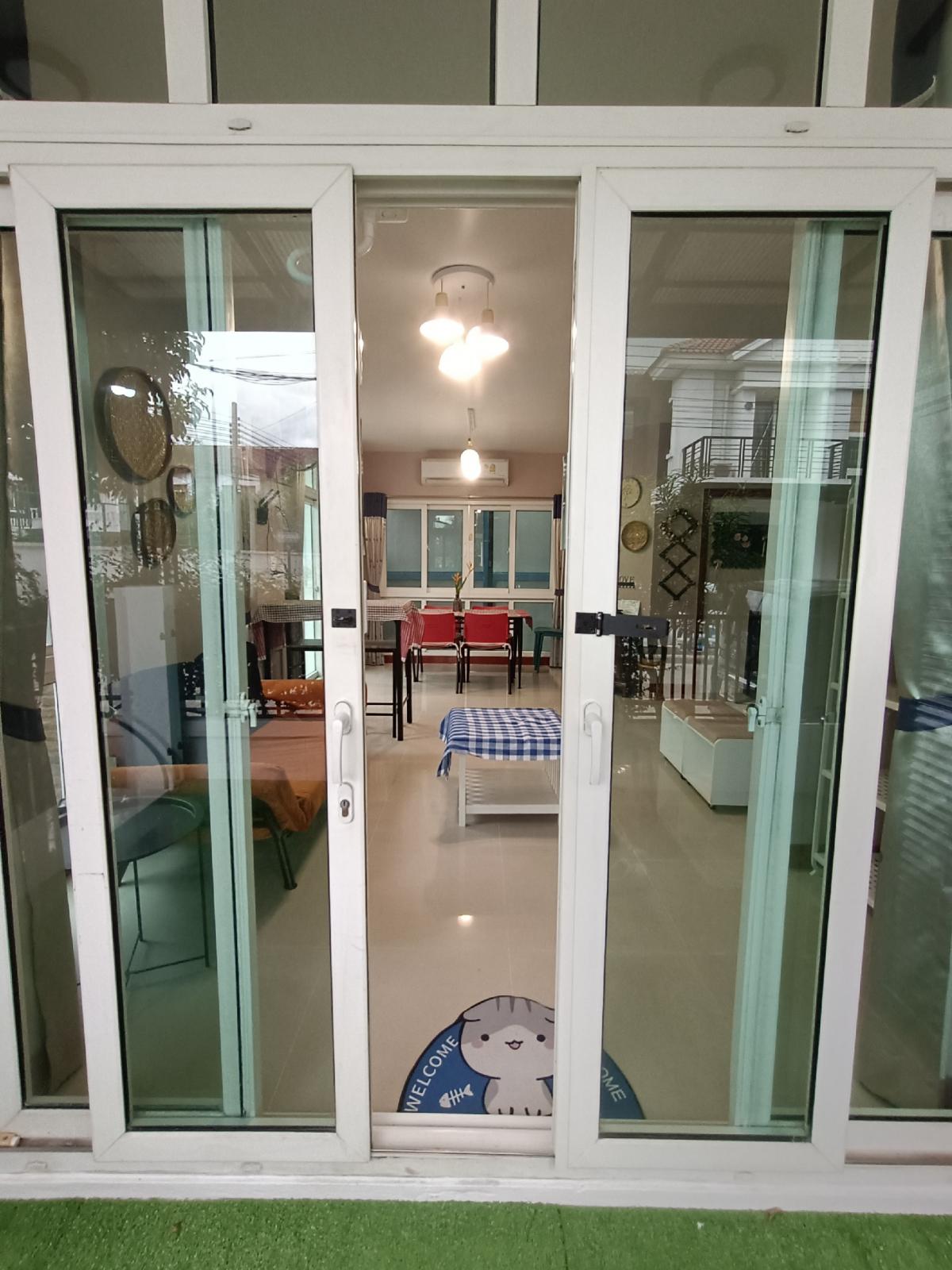 ให้เช่าทาวน์โฮมนนทบุรี บางใหญ่ บางบัวทอง : Be Cute บ้านให้เช่า ระยะสั้น  3 นอน 2 น้ำ แปลงมุม ถนนเมน มีสวนหย่อม พักได้ไม่เกิน  6  ท่าน จอดรถ 2 คัน หมู่บ้านทิพย์พิมาน บ้านริมน้ำ ติด MRT คลองบางไผ่