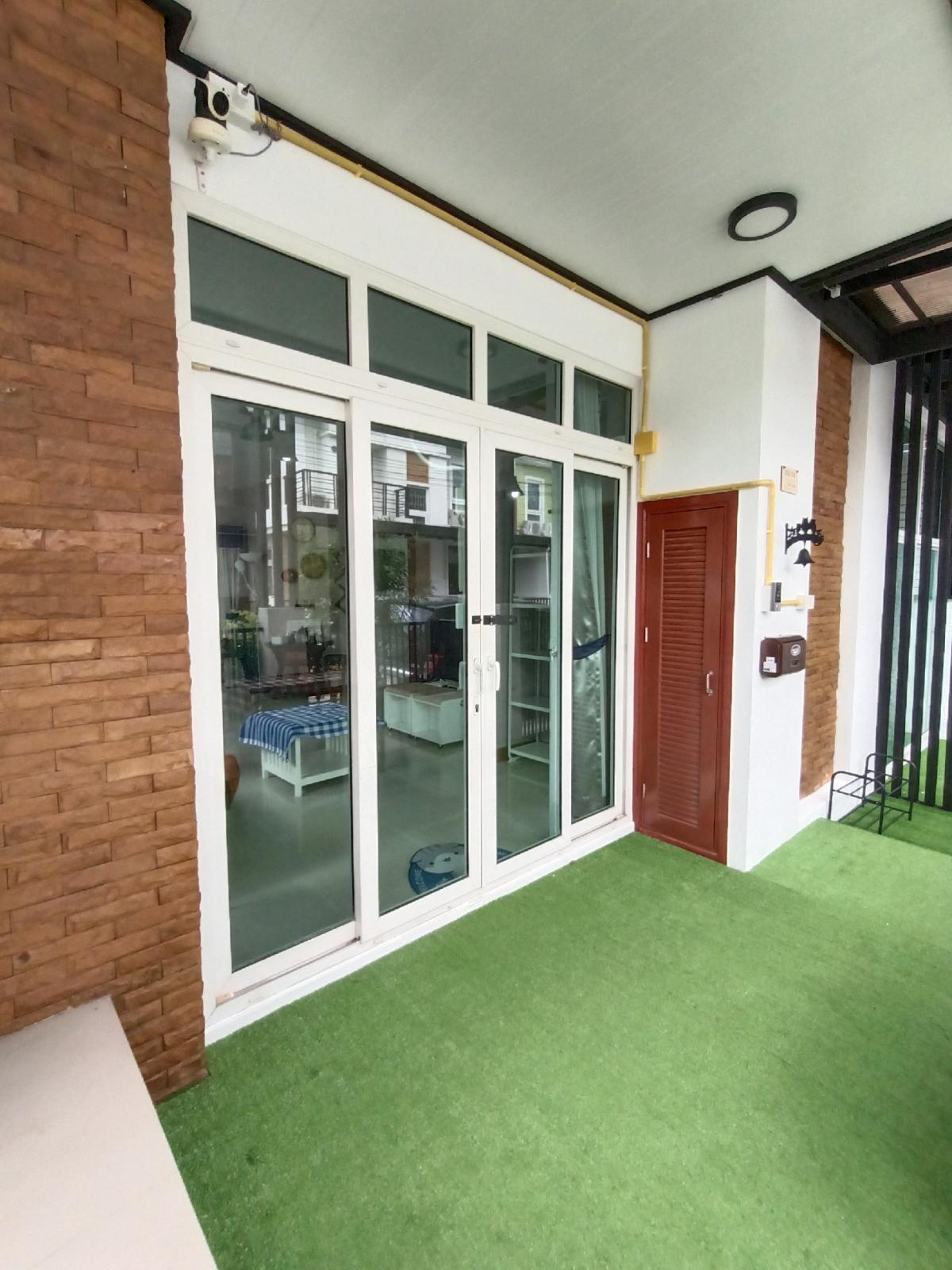 ให้เช่าทาวน์โฮมนนทบุรี บางใหญ่ บางบัวทอง : Be Cute บ้านให้เช่า ระยะสั้น  3 นอน 2 น้ำ แปลงมุม ถนนเมน มีสวนหย่อม พักได้ไม่เกิน  6  ท่าน จอดรถ 2 คัน หมู่บ้านทิพย์พิมาน บ้านริมน้ำ ติด MRT คลองบางไผ่