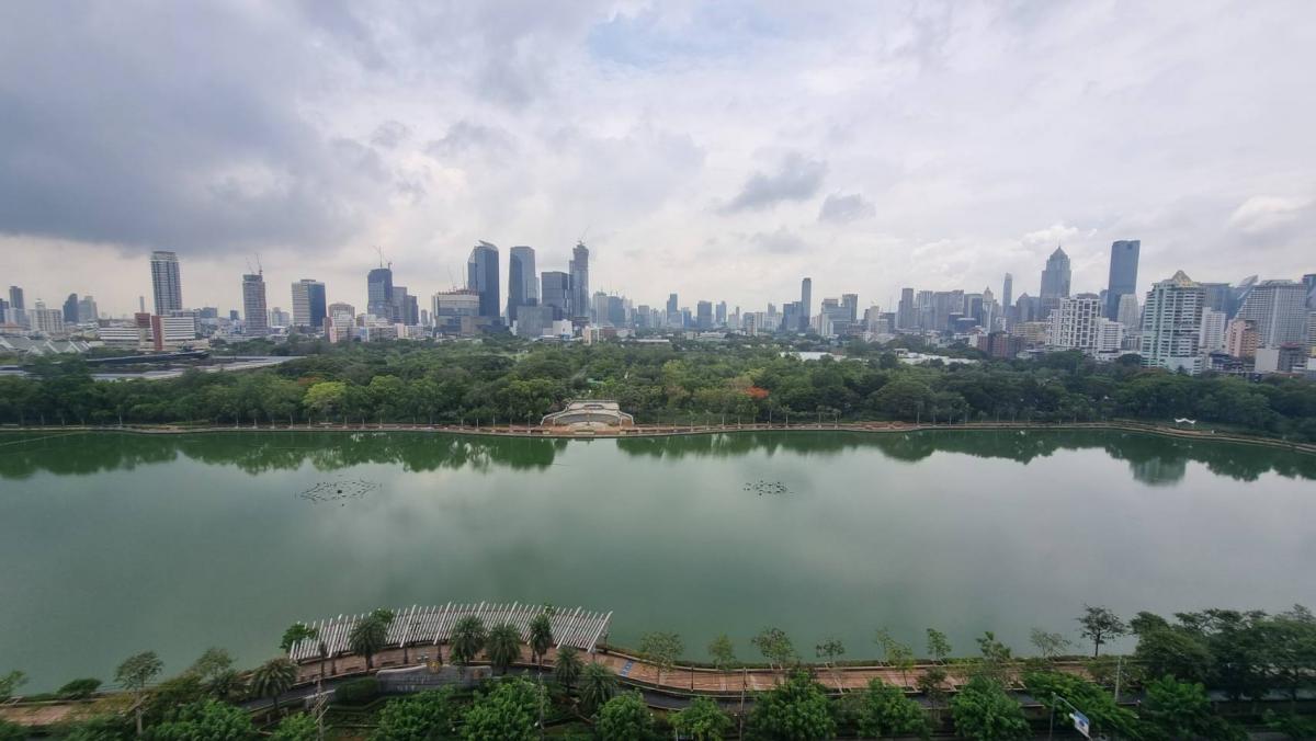 For RentOfficeSukhumvit, Asoke, Thonglor : Asoke office for rent Beautiful view, see the garden, see the lake, 260.84 square meters, the room is neatly divided.