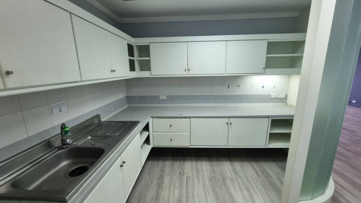 For RentOfficeSukhumvit, Asoke, Thonglor : Asoke office for rent Beautiful view, see the garden, see the lake, 260.84 square meters, the room is neatly divided.