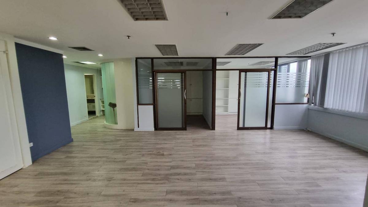 For RentOfficeSukhumvit, Asoke, Thonglor : Asoke office for rent Beautiful view, see the garden, see the lake, 260.84 square meters, the room is neatly divided.