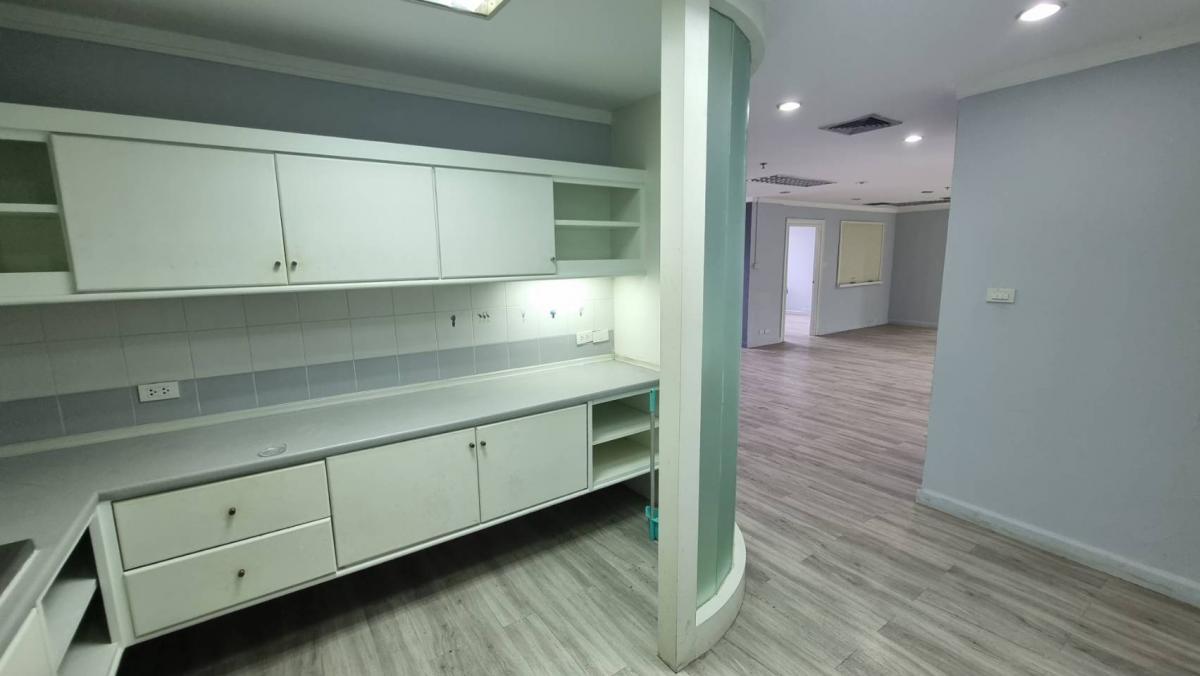 For RentOfficeSukhumvit, Asoke, Thonglor : Asoke office for rent Beautiful view, see the garden, see the lake, 260.84 square meters, the room is neatly divided.