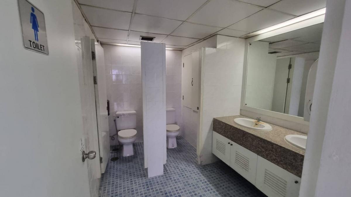 For RentOfficeSukhumvit, Asoke, Thonglor : Asoke office for rent Beautiful view, see the garden, see the lake, 260.84 square meters, the room is neatly divided.