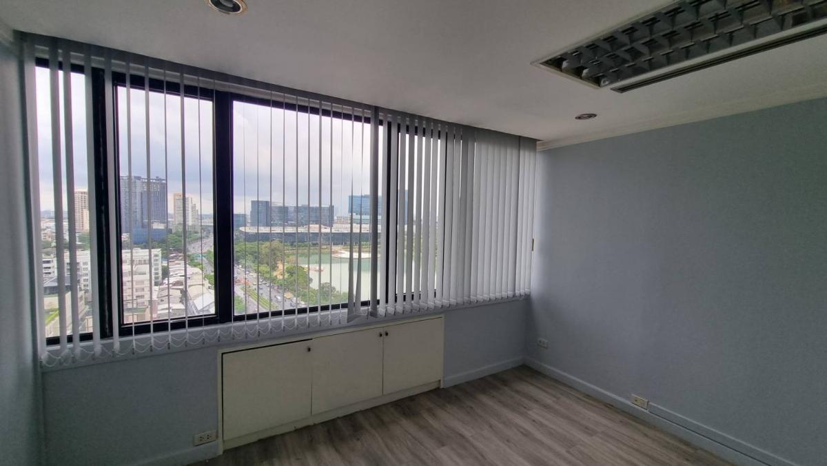 For RentOfficeSukhumvit, Asoke, Thonglor : Asoke office for rent Beautiful view, see the garden, see the lake, 260.84 square meters, the room is neatly divided.