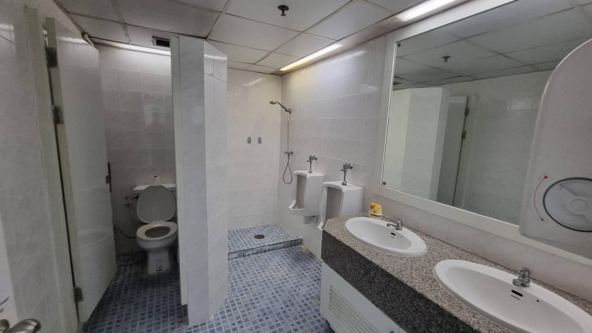 For RentOfficeSukhumvit, Asoke, Thonglor : Asoke office for rent Beautiful view, see the garden, see the lake, 260.84 square meters, the room is neatly divided.