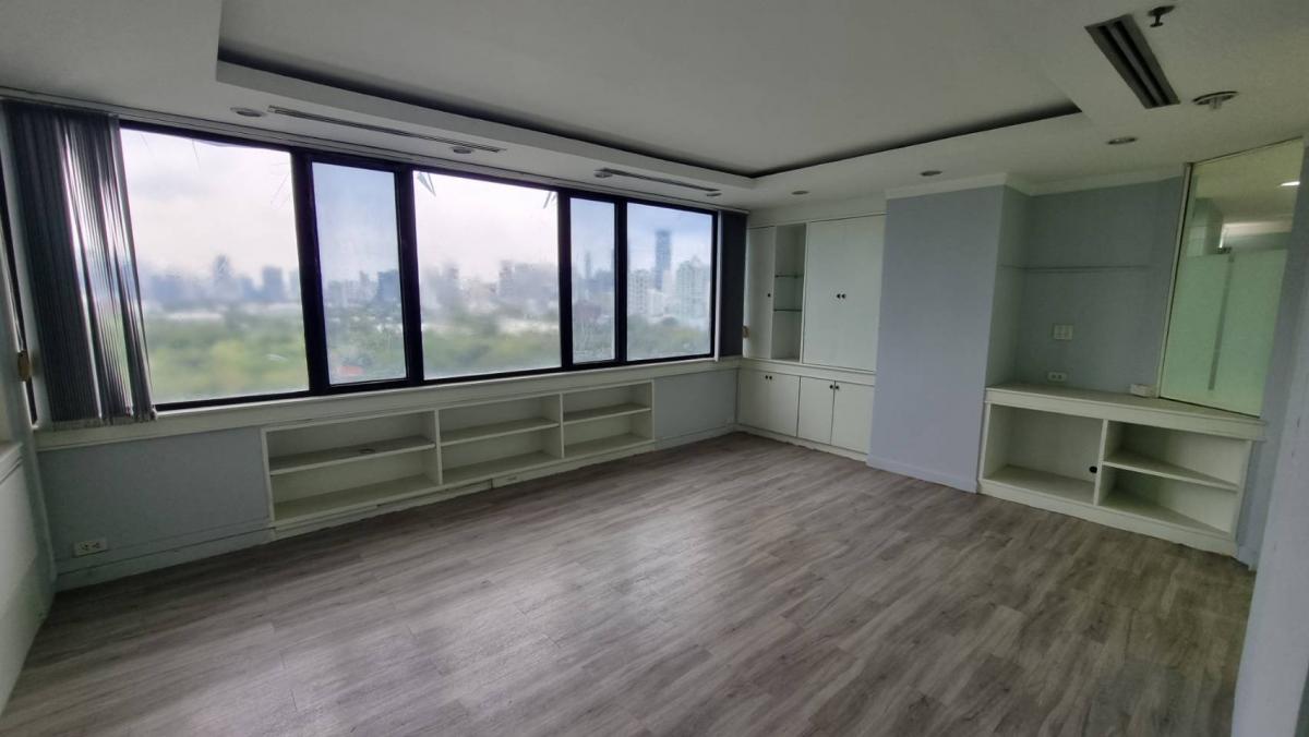 For RentOfficeSukhumvit, Asoke, Thonglor : Asoke office for rent Beautiful view, see the garden, see the lake, 260.84 square meters, the room is neatly divided.