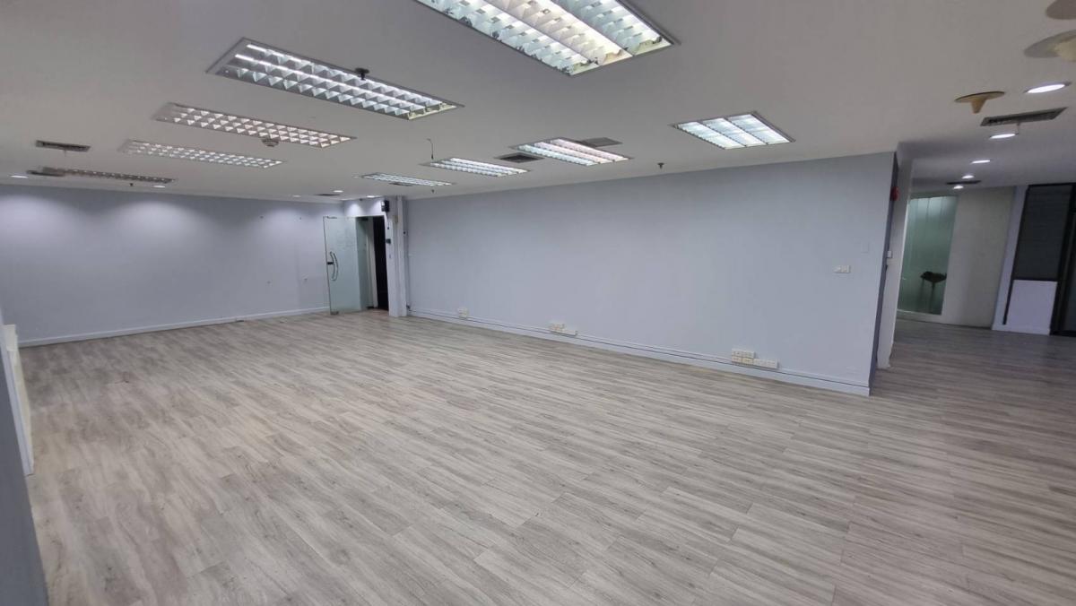 For RentOfficeSukhumvit, Asoke, Thonglor : Asoke office for rent Beautiful view, see the garden, see the lake, 260.84 square meters, the room is neatly divided.