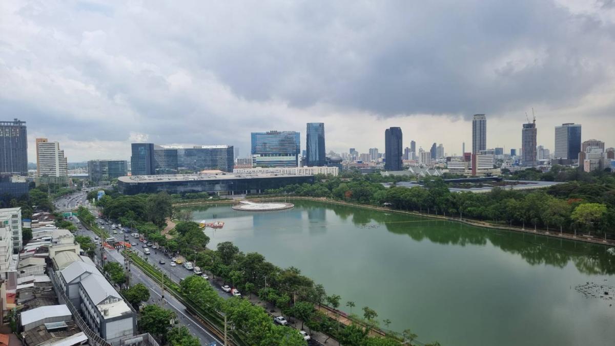 For RentOfficeSukhumvit, Asoke, Thonglor : Asoke office for rent Beautiful view, see the garden, see the lake, 260.84 square meters, the room is neatly divided.