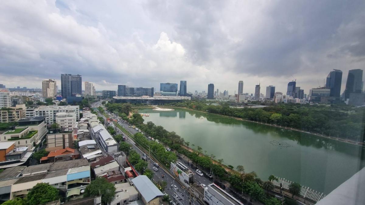 For RentOfficeSukhumvit, Asoke, Thonglor : Asoke office for rent Beautiful view, see the garden, see the lake, 260.84 square meters, the room is neatly divided.