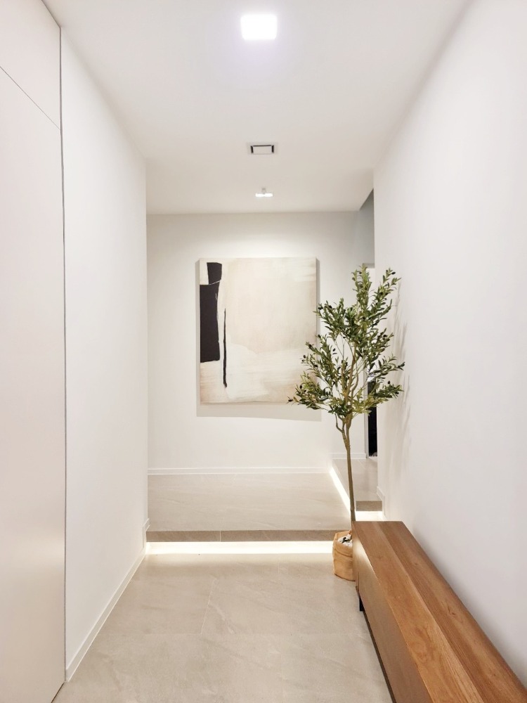 For RentHousePattanakan, Srinakarin : For rent: 3-storey VIVE Krungthep Kreetha, 86 sqw., 4 bedrooms, elegantly-furnished.