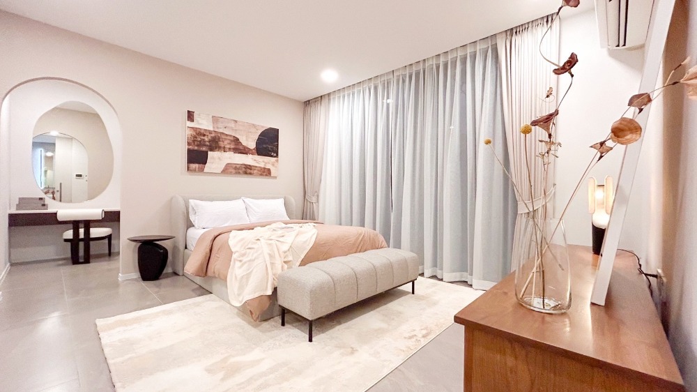 For RentHousePattanakan, Srinakarin : For rent: 3-storey VIVE Krungthep Kreetha, 86 sqw., 4 bedrooms, elegantly-furnished.