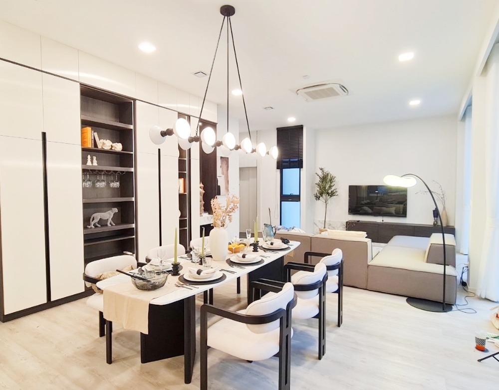 For RentHousePattanakan, Srinakarin : For rent: 3-storey VIVE Krungthep Kreetha, 86 sqw., 4 bedrooms, elegantly-furnished.