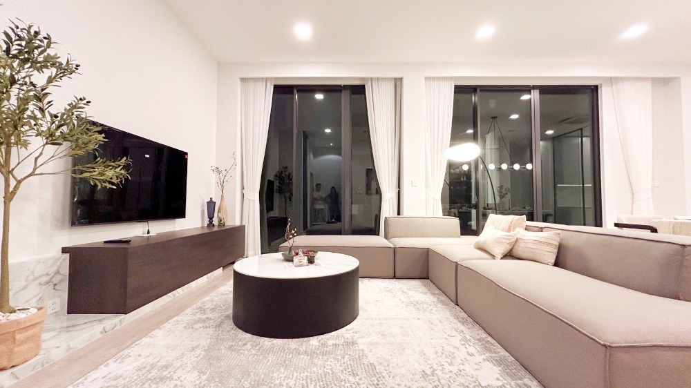 For RentHousePattanakan, Srinakarin : For rent: 3-storey VIVE Krungthep Kreetha, 86 sqw., 4 bedrooms, elegantly-furnished.