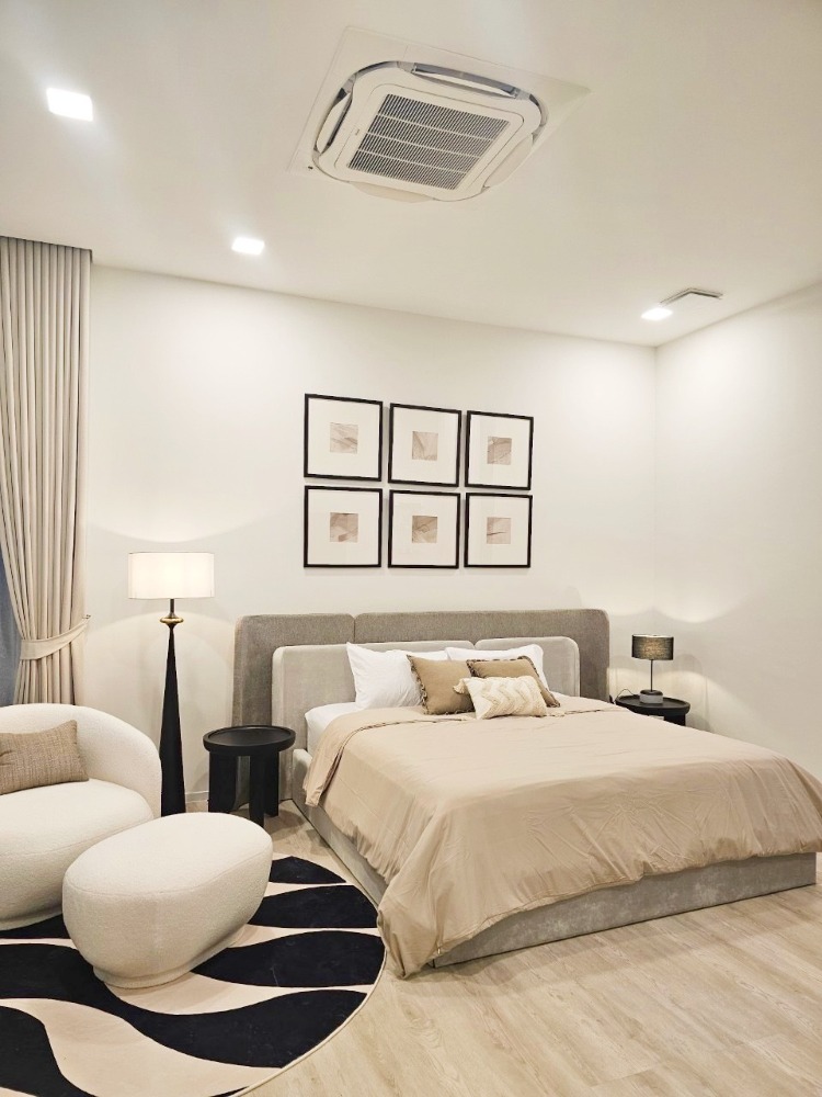 For RentHousePattanakan, Srinakarin : For rent: 3-storey VIVE Krungthep Kreetha, 86 sqw., 4 bedrooms, elegantly-furnished.