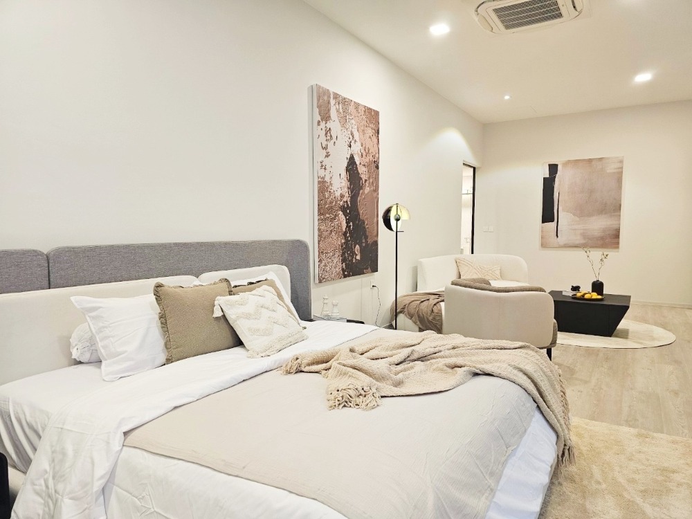 For RentHousePattanakan, Srinakarin : For rent: 3-storey VIVE Krungthep Kreetha, 86 sqw., 4 bedrooms, elegantly-furnished.