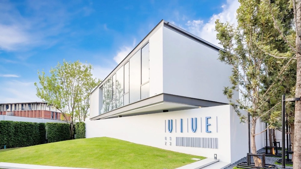 For RentHousePattanakan, Srinakarin : For rent: 3-storey VIVE Krungthep Kreetha, 86 sqw., 4 bedrooms, elegantly-furnished.