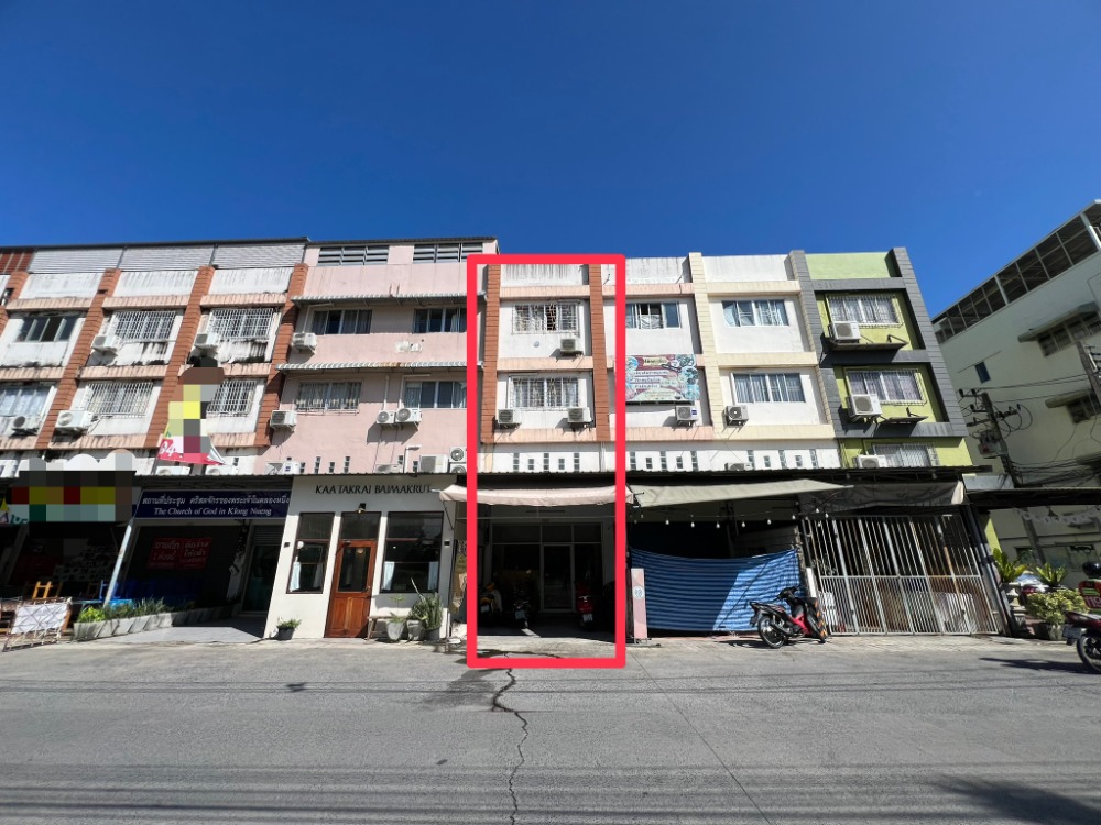 For SaleShop HousePathum Thani,Rangsit, Thammasat : Very cheap for sale, commercial building (Nuan Thong Village), Soi behind Thammasat University, Rangsit Center, area 16 sq m, usable area 770 sq m, suitable for living and investing for profit.
