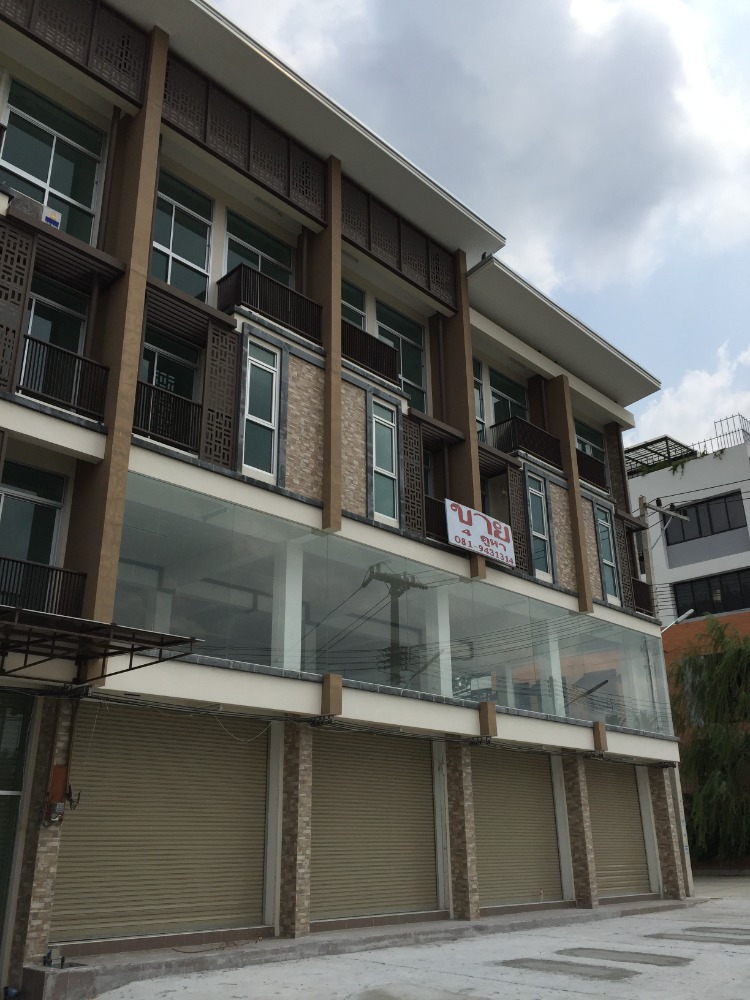 For SaleShop HouseSriracha Laem Chabang Ban Bueng : 4-unit commercial building near Sriracha Tiger Zoo