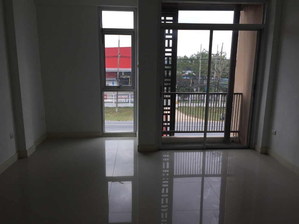 For SaleShop HouseSriracha Laem Chabang Ban Bueng : 4-unit commercial building near Sriracha Tiger Zoo