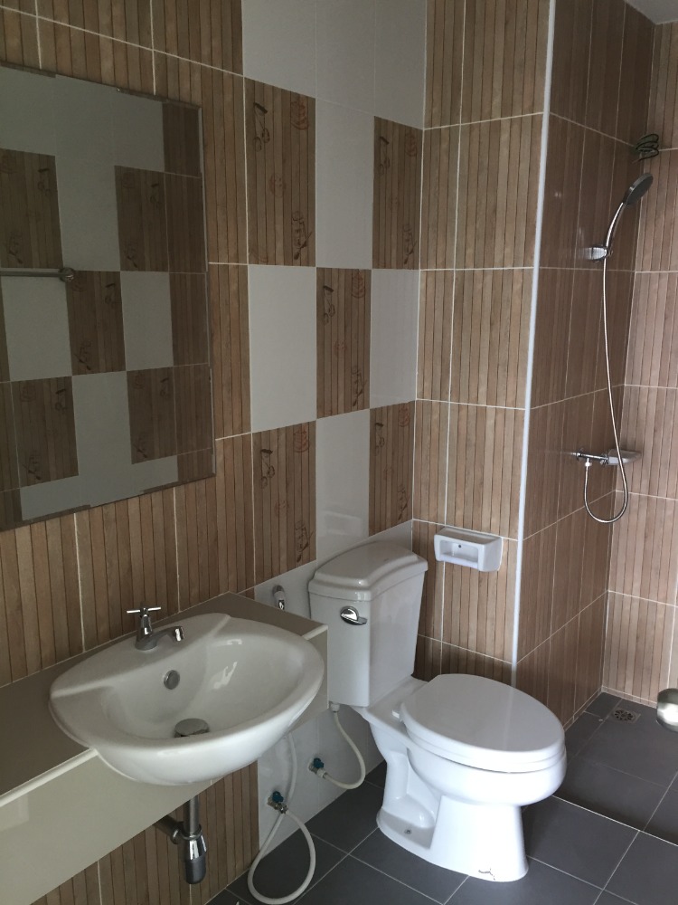 For SaleShop HouseSriracha Laem Chabang Ban Bueng : 4-unit commercial building near Sriracha Tiger Zoo