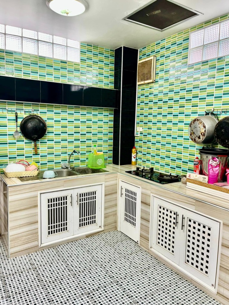 For SaleShop HouseBang kae, Phetkasem : 3-storey commercial building, corner room, The Miracle Plus project, Phetkasem 63, area 16 square wah, Lak Song Subdistrict, Bang Khae District, Bangkok