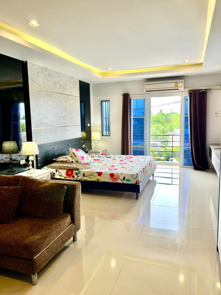 For SaleShop HouseBang kae, Phetkasem : 3-storey commercial building, corner room, The Miracle Plus project, Phetkasem 63, area 16 square wah, Lak Song Subdistrict, Bang Khae District, Bangkok