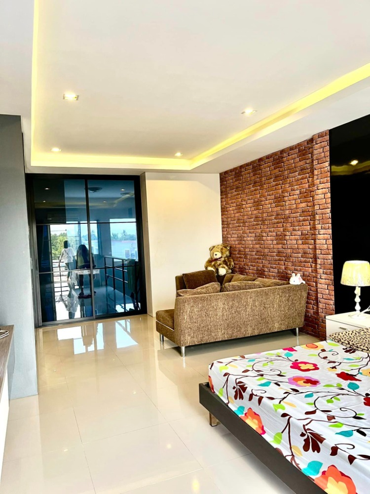 For SaleShop HouseBang kae, Phetkasem : 3-storey commercial building, corner room, The Miracle Plus project, Phetkasem 63, area 16 square wah, Lak Song Subdistrict, Bang Khae District, Bangkok