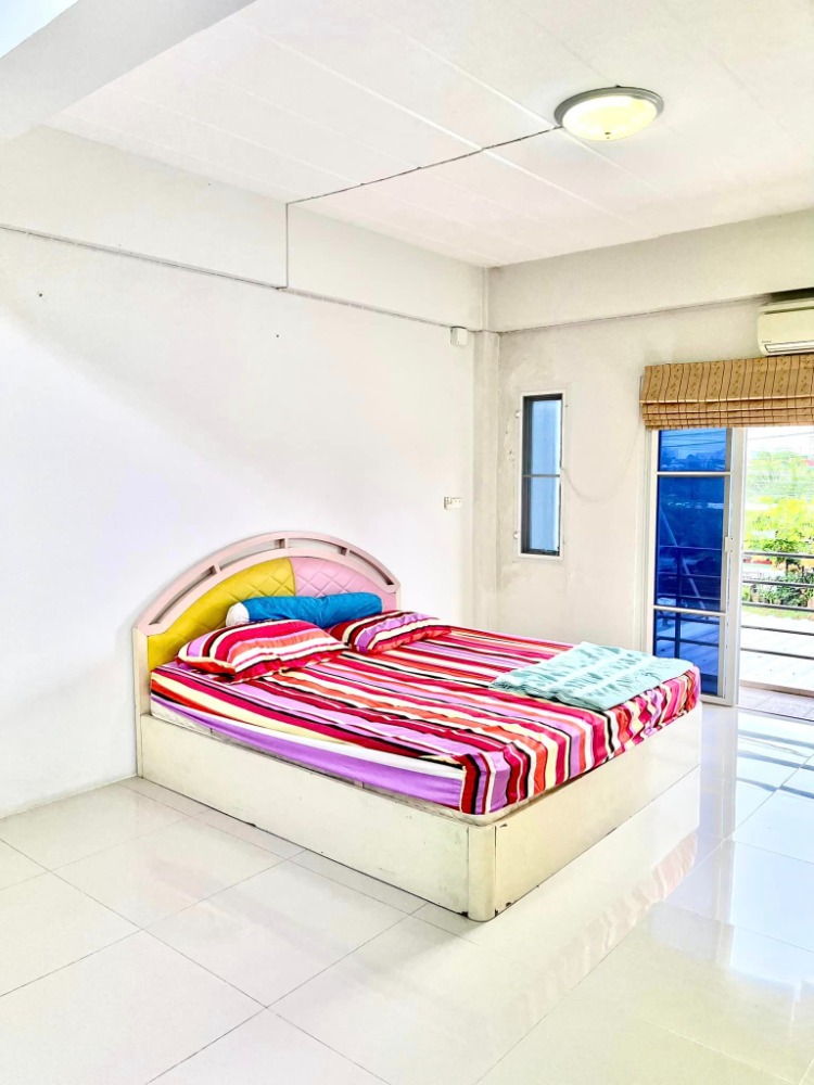 For SaleShop HouseBang kae, Phetkasem : 3-storey commercial building, corner room, The Miracle Plus project, Phetkasem 63, area 16 square wah, Lak Song Subdistrict, Bang Khae District, Bangkok