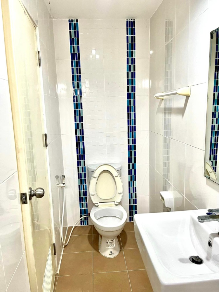 For SaleShop HouseBang kae, Phetkasem : 3-storey commercial building, corner room, The Miracle Plus project, Phetkasem 63, area 16 square wah, Lak Song Subdistrict, Bang Khae District, Bangkok