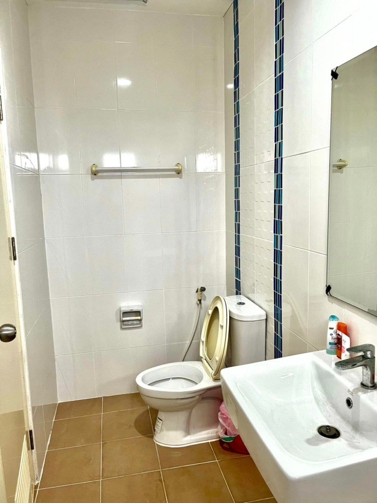 For SaleShop HouseBang kae, Phetkasem : 3-storey commercial building, corner room, The Miracle Plus project, Phetkasem 63, area 16 square wah, Lak Song Subdistrict, Bang Khae District, Bangkok