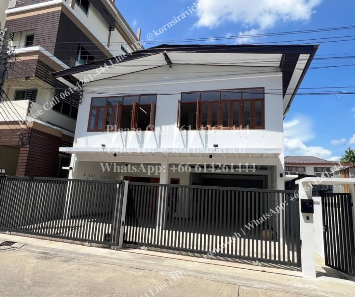 For RentHome OfficeOnnut, Udomsuk : For rent: Home office, 2-storey detached house, Soi Sukhumvit 62 (expressway side), 3 car parking spaces, can register a company
