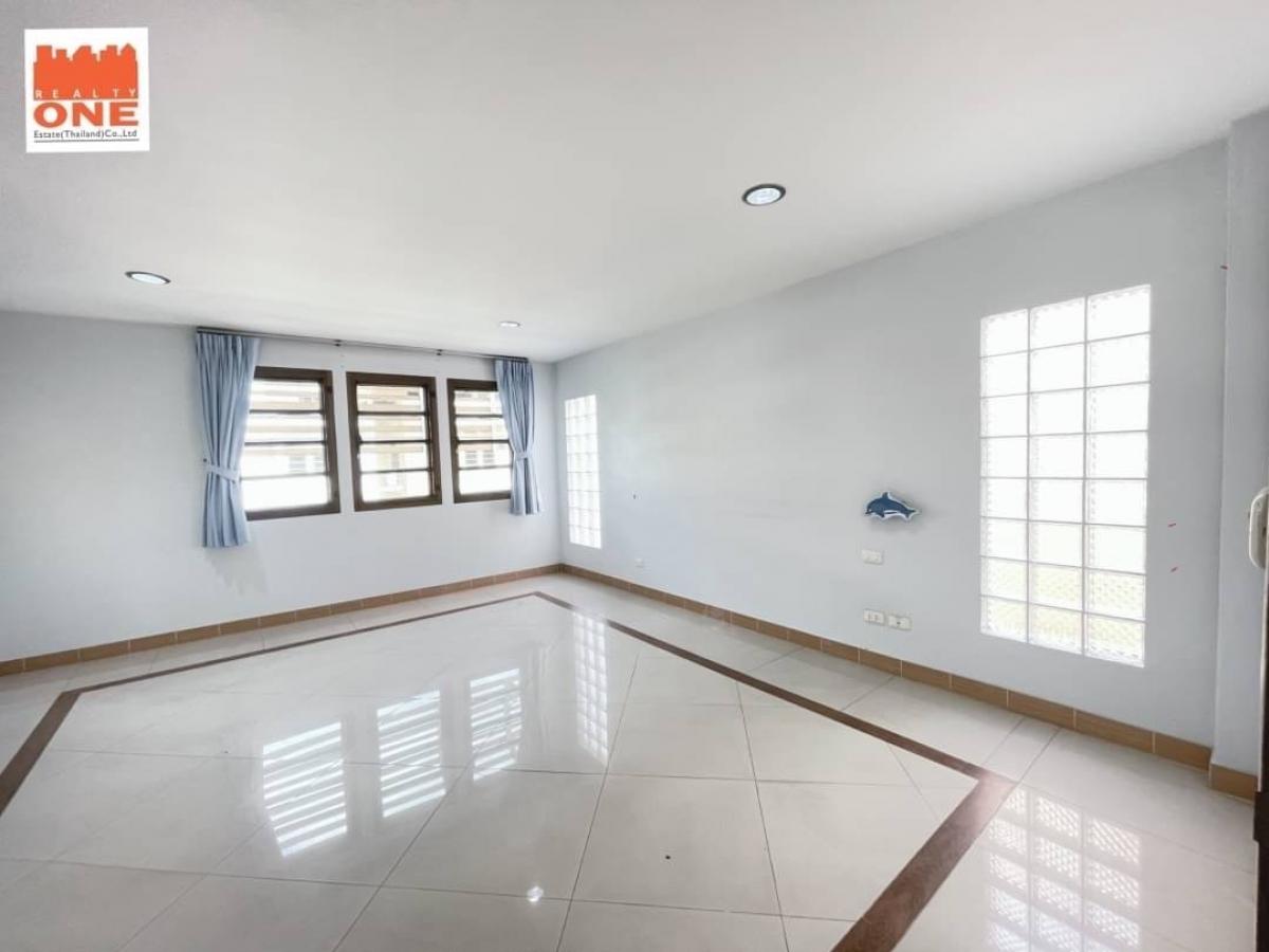 For SaleHome OfficeOnnut, Udomsuk : For sale/rent, 5-storey townhouse, 2 units connected together, suitable for a home office or a large family, only 500 m. from Punnawithi BTS, near the expressway entrance/exit!