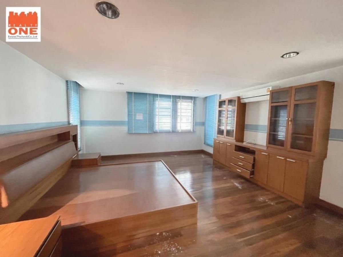 For SaleHome OfficeOnnut, Udomsuk : For sale/rent, 5-storey townhouse, 2 units connected together, suitable for a home office or a large family, only 500 m. from Punnawithi BTS, near the expressway entrance/exit!