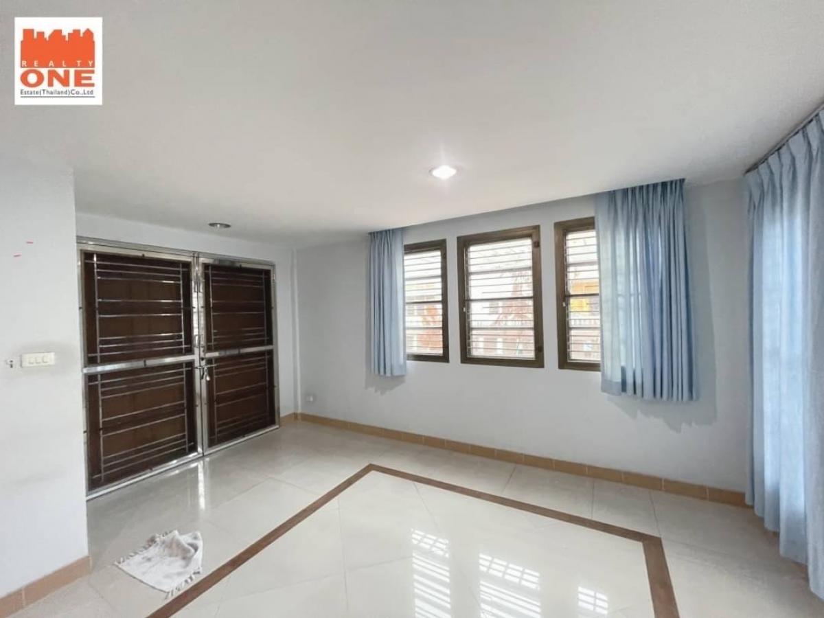 For SaleHome OfficeOnnut, Udomsuk : For sale/rent, 5-storey townhouse, 2 units connected together, suitable for a home office or a large family, only 500 m. from Punnawithi BTS, near the expressway entrance/exit!