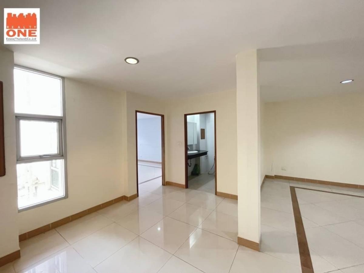 For SaleHome OfficeOnnut, Udomsuk : For sale/rent, 5-storey townhouse, 2 units connected together, suitable for a home office or a large family, only 500 m. from Punnawithi BTS, near the expressway entrance/exit!