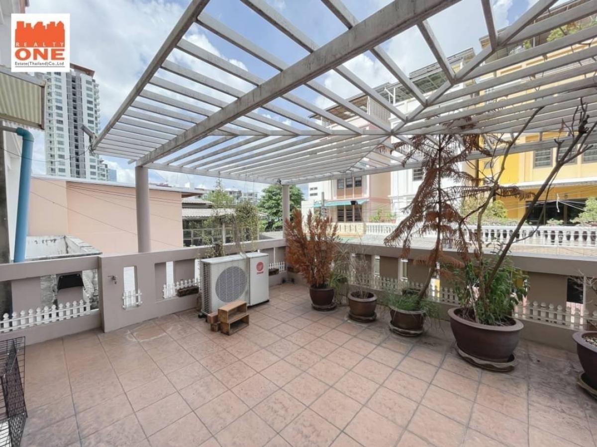 For SaleHome OfficeOnnut, Udomsuk : For sale/rent, 5-storey townhouse, 2 units connected together, suitable for a home office or a large family, only 500 m. from Punnawithi BTS, near the expressway entrance/exit!