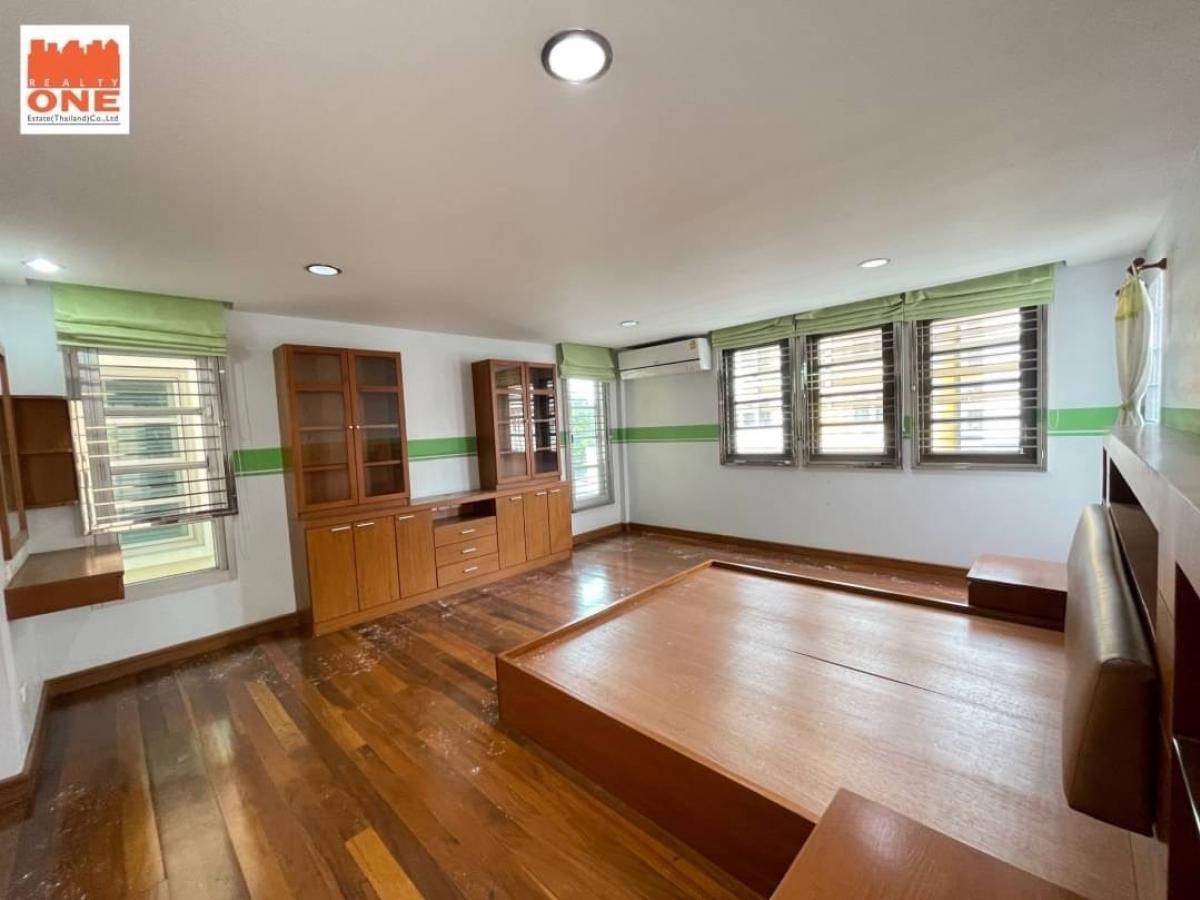 For SaleHome OfficeOnnut, Udomsuk : For sale/rent, 5-storey townhouse, 2 units connected together, suitable for a home office or a large family, only 500 m. from Punnawithi BTS, near the expressway entrance/exit!