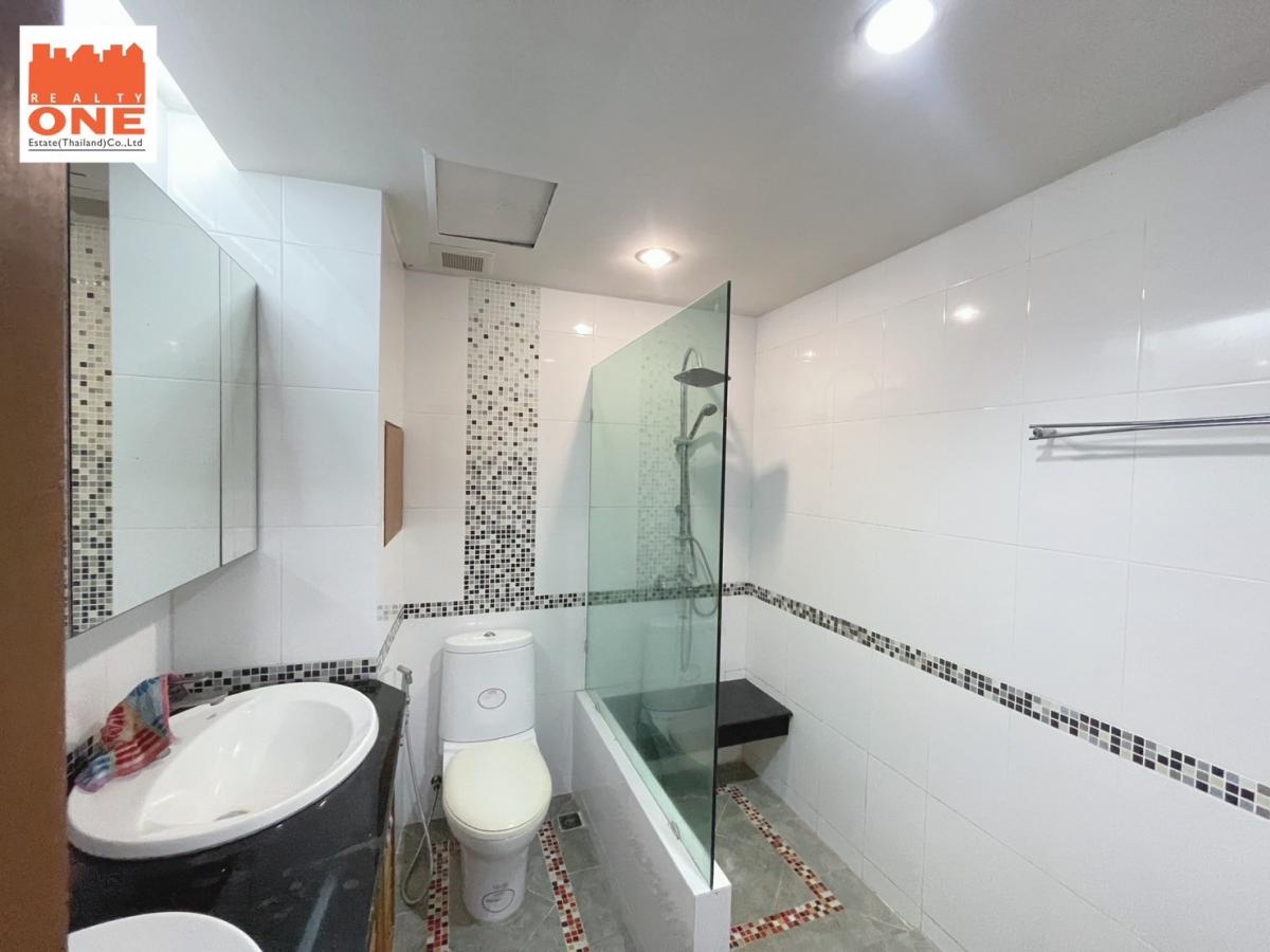 For SaleHome OfficeOnnut, Udomsuk : For sale/rent, 5-storey townhouse, 2 units connected together, suitable for a home office or a large family, only 500 m. from Punnawithi BTS, near the expressway entrance/exit!