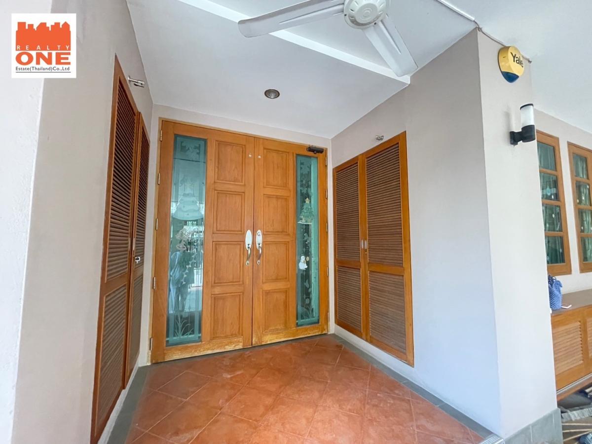For SaleHome OfficeOnnut, Udomsuk : For sale/rent, 5-storey townhouse, 2 units connected together, suitable for a home office or a large family, only 500 m. from Punnawithi BTS, near the expressway entrance/exit!