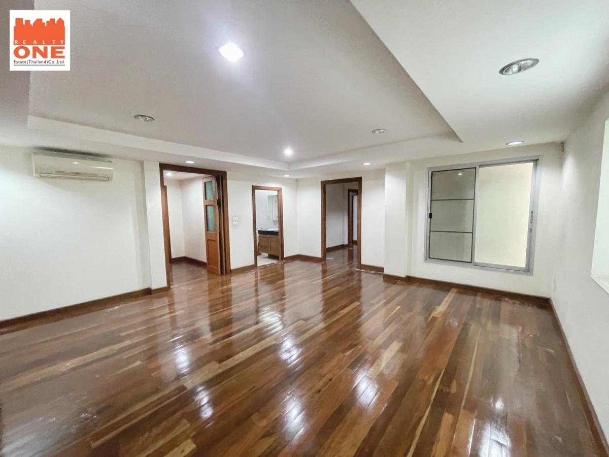 For SaleHome OfficeOnnut, Udomsuk : For sale/rent, 5-storey townhouse, 2 units connected together, suitable for a home office or a large family, only 500 m. from Punnawithi BTS, near the expressway entrance/exit!