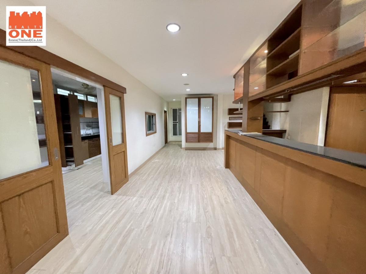 For SaleHome OfficeOnnut, Udomsuk : For sale/rent, 5-storey townhouse, 2 units connected together, suitable for a home office or a large family, only 500 m. from Punnawithi BTS, near the expressway entrance/exit!