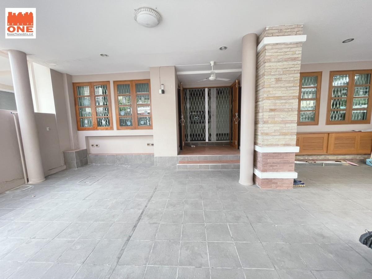 For SaleHome OfficeOnnut, Udomsuk : For sale/rent, 5-storey townhouse, 2 units connected together, suitable for a home office or a large family, only 500 m. from Punnawithi BTS, near the expressway entrance/exit!