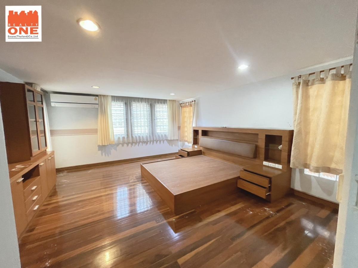 For SaleHome OfficeOnnut, Udomsuk : For sale/rent, 5-storey townhouse, 2 units connected together, suitable for a home office or a large family, only 500 m. from Punnawithi BTS, near the expressway entrance/exit!