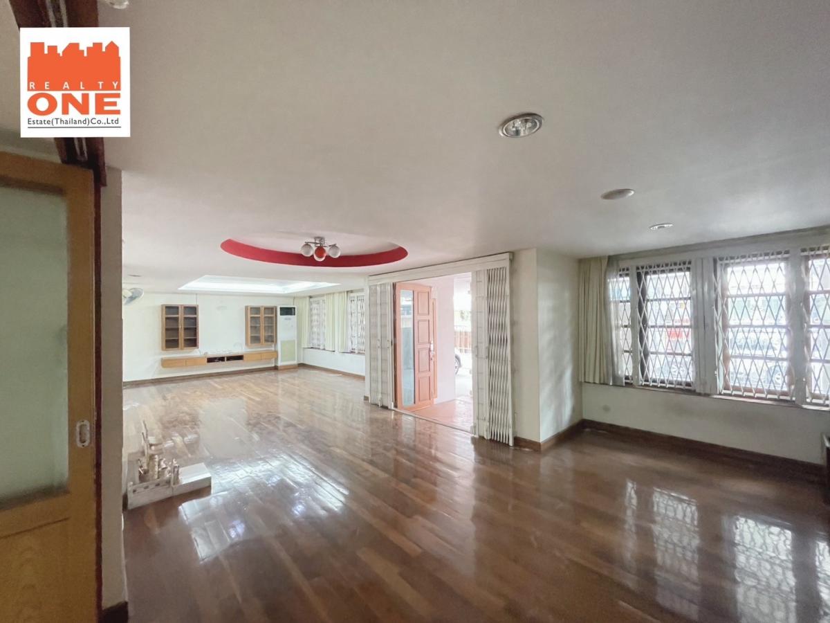 For SaleHome OfficeOnnut, Udomsuk : For sale/rent, 5-storey townhouse, 2 units connected together, suitable for a home office or a large family, only 500 m. from Punnawithi BTS, near the expressway entrance/exit!