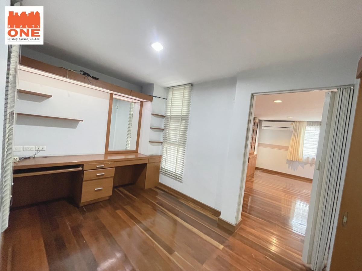 For SaleHome OfficeOnnut, Udomsuk : For sale/rent, 5-storey townhouse, 2 units connected together, suitable for a home office or a large family, only 500 m. from Punnawithi BTS, near the expressway entrance/exit!