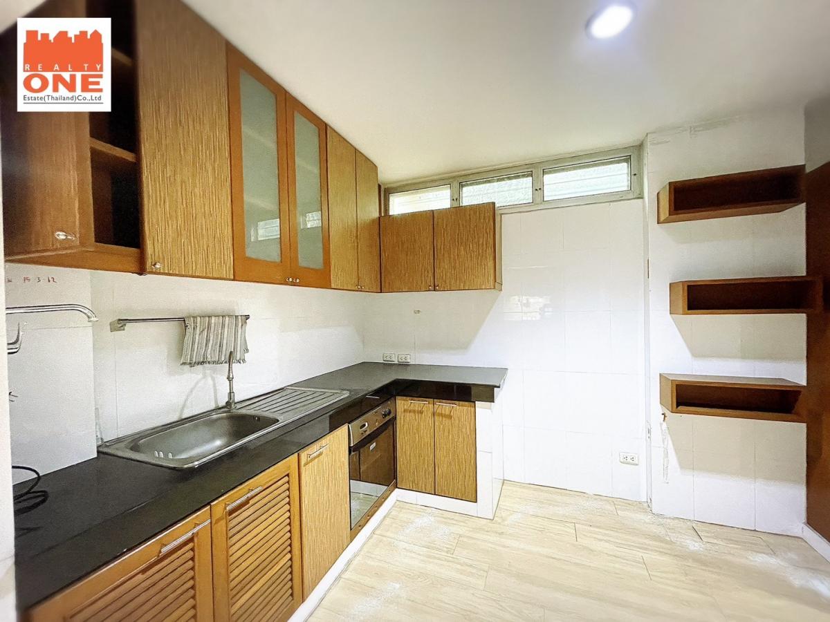 For SaleHome OfficeOnnut, Udomsuk : For sale/rent, 5-storey townhouse, 2 units connected together, suitable for a home office or a large family, only 500 m. from Punnawithi BTS, near the expressway entrance/exit!