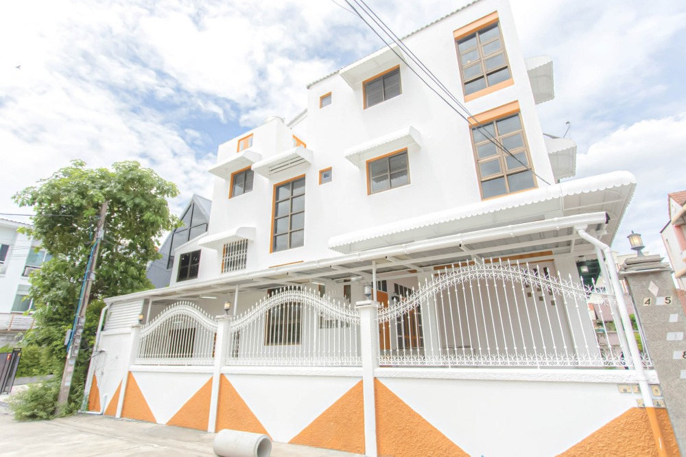 ขายทาวน์โฮมโชคชัย4 ลาดพร้าว71 : CB018😍 For SELL ขาย ทาวน์โฮม Townhome  3.5 ชั้น,🚪3 ห้องนอน🚄ใกล้ MRT ลาดพร้าว🏢ลาดพร้าว Lat Phrao🔔พื้นที่บ้าน:23.00ตร.วา🔔พื้นที่ใช้สอย:300.00ตร.ม.💲ขาย:5,900,000฿📞O65-9423251,O99-5919653✅LineID:@newnormal