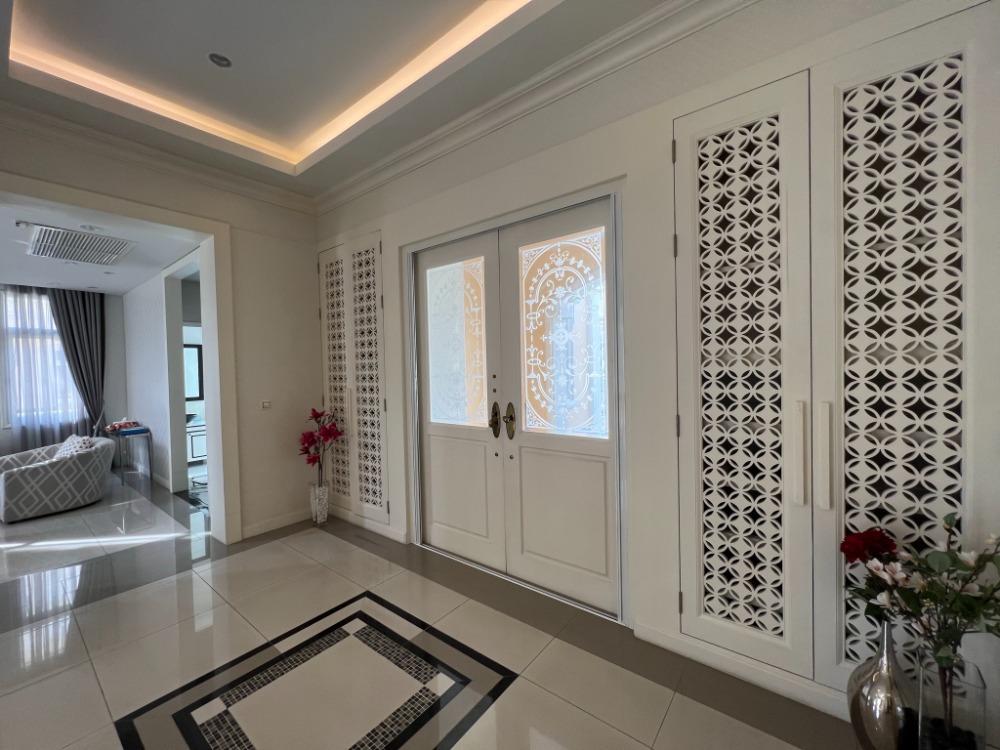 For SaleHouseKaset Nawamin,Ladplakao : Near Ekkamai Thonglor 5-bedroom luxurious house
