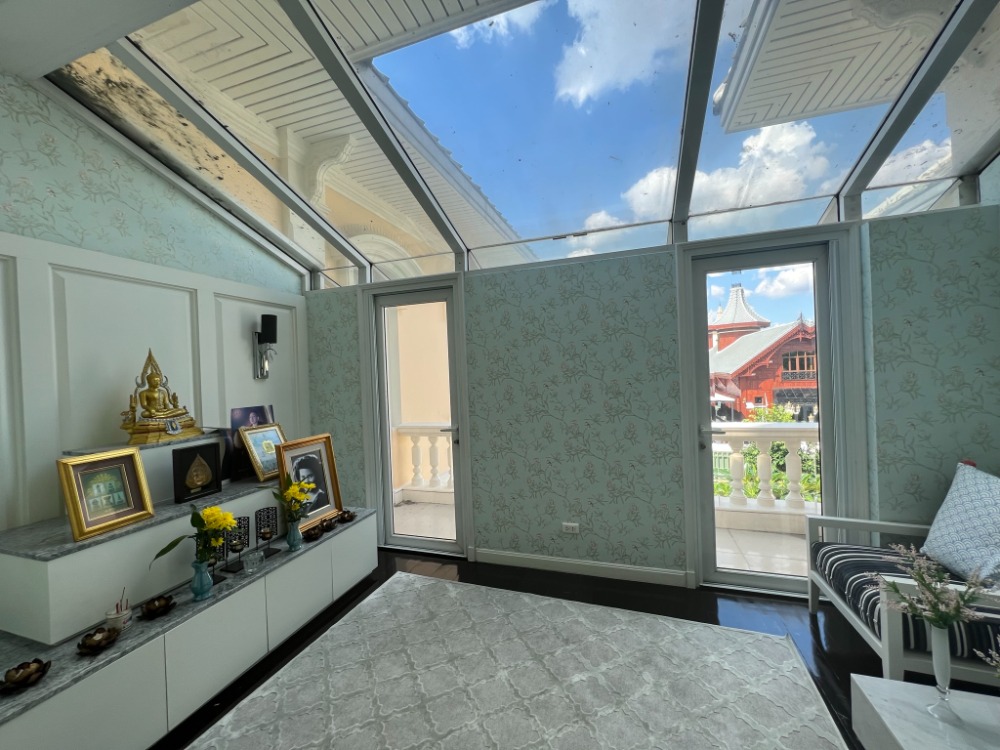 For SaleHouseKaset Nawamin,Ladplakao : Near Ekkamai Thonglor 5-bedroom luxurious house