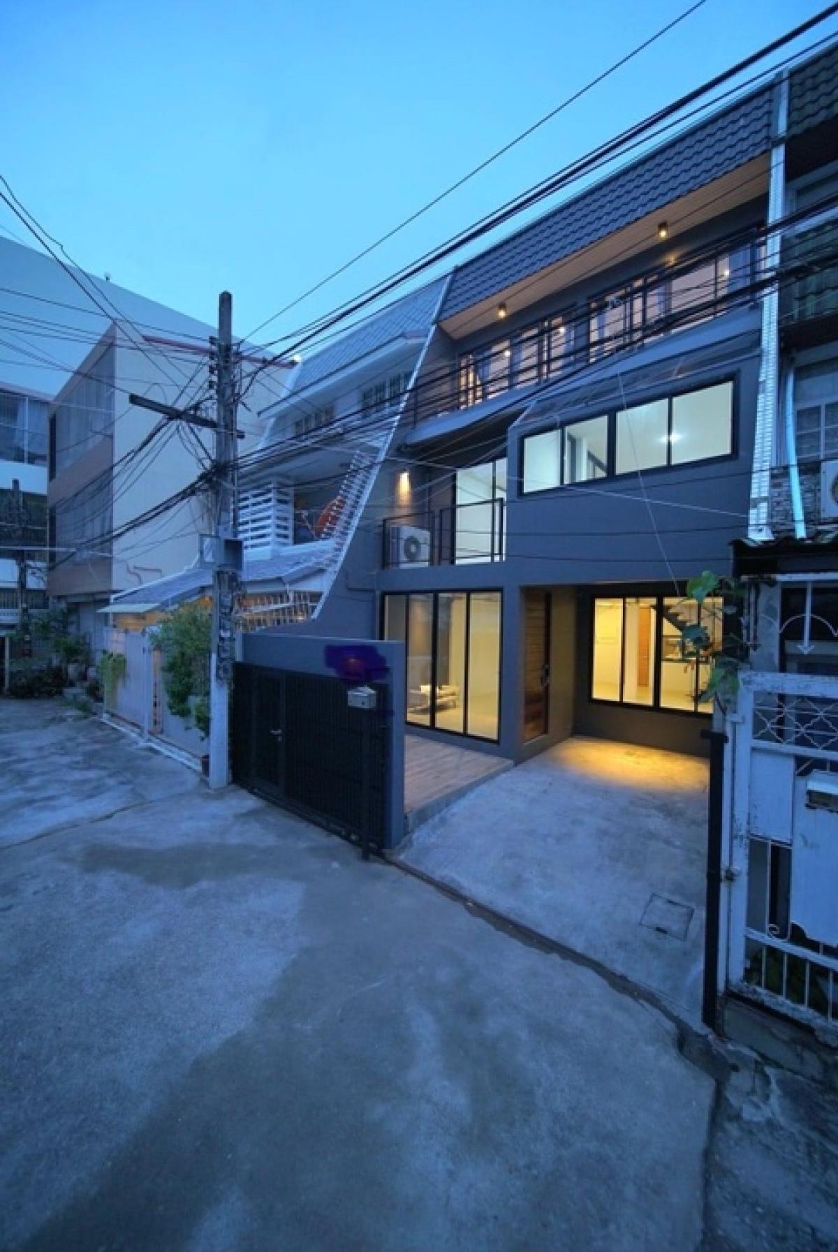 For SaleTownhomeSukhumvit, Asoke, Thonglor : 📢👇Sell with tenant til 2028
Urgent! 3-Storey Townhouse in Ekkamai. 3 Bedrooms / 3 Bathrooms 16.7MB with tenant. Attractive Yield: 6.3%